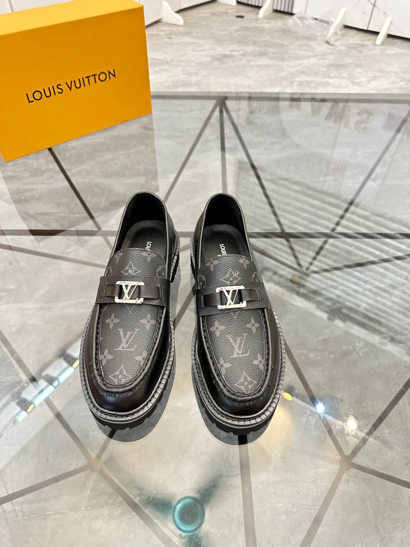 Selling men's shoes 💰: 💰P460¥ Product trademark: LV* "Louis Vuitton*" leather shoes Regular size: 40-45 (can be customized to 46) Product materials: imported cowhide upper, sheepskin lining, original outsole. Number: 558